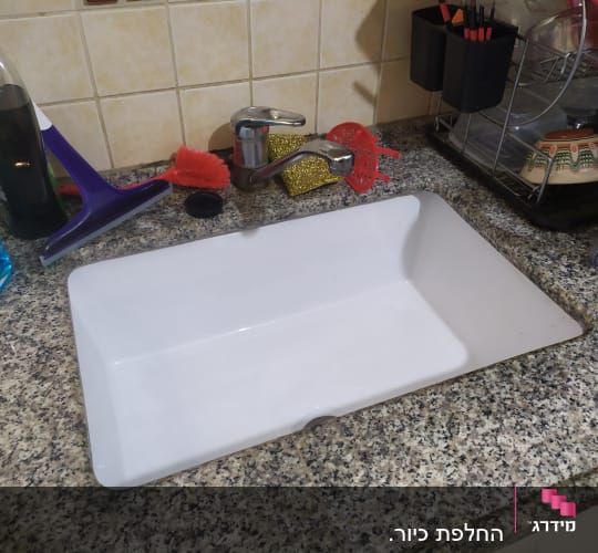 כיור מטבח עם ברז וכלי ניקוי